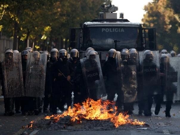 U Tirani povrijeđeno 16 policajaca