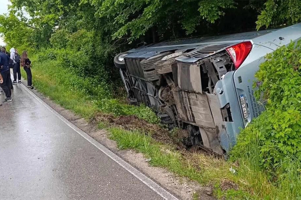 Udes kod Šamca: Auto smrskan, autobus prevrnut (VIDEO, FOTO)