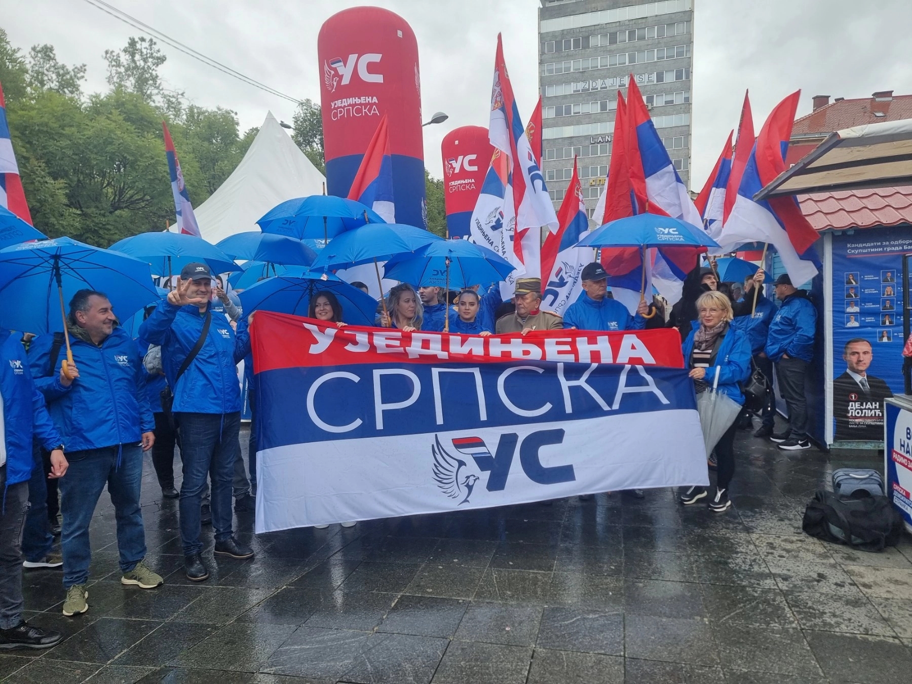 Ujedinjena Srpska Banjalučanima podijelila trobojke: Neraskidiva veza između naroda Srpske i Srbije