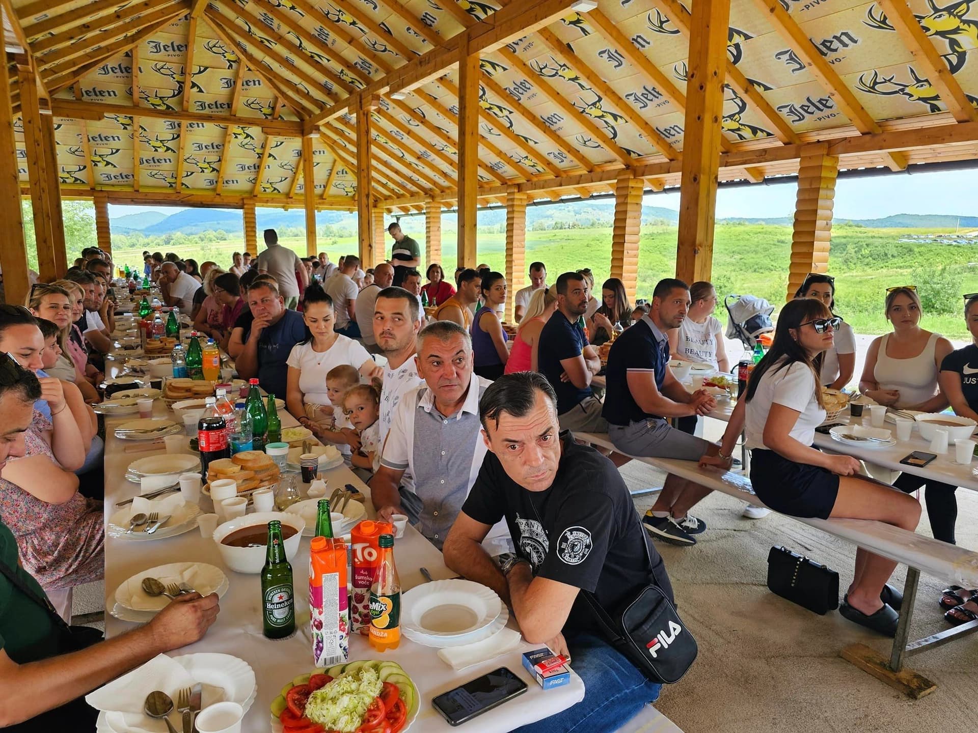 Ujedinjena Srpska jača svakim danom: Druženje na jezeru Manjača uz prisustvo rukovodstva stranke