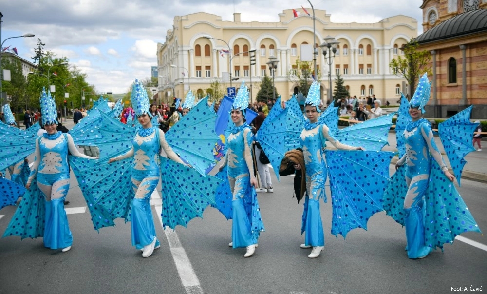 Ulicama prodefilovali bubamare, vile, princeze, klovnovi