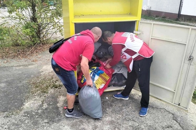 Umjesto odjeće, iz kontejnera čujete dijete: Banjalučki “Hljeb od tekstila” sve češće na meti vandala