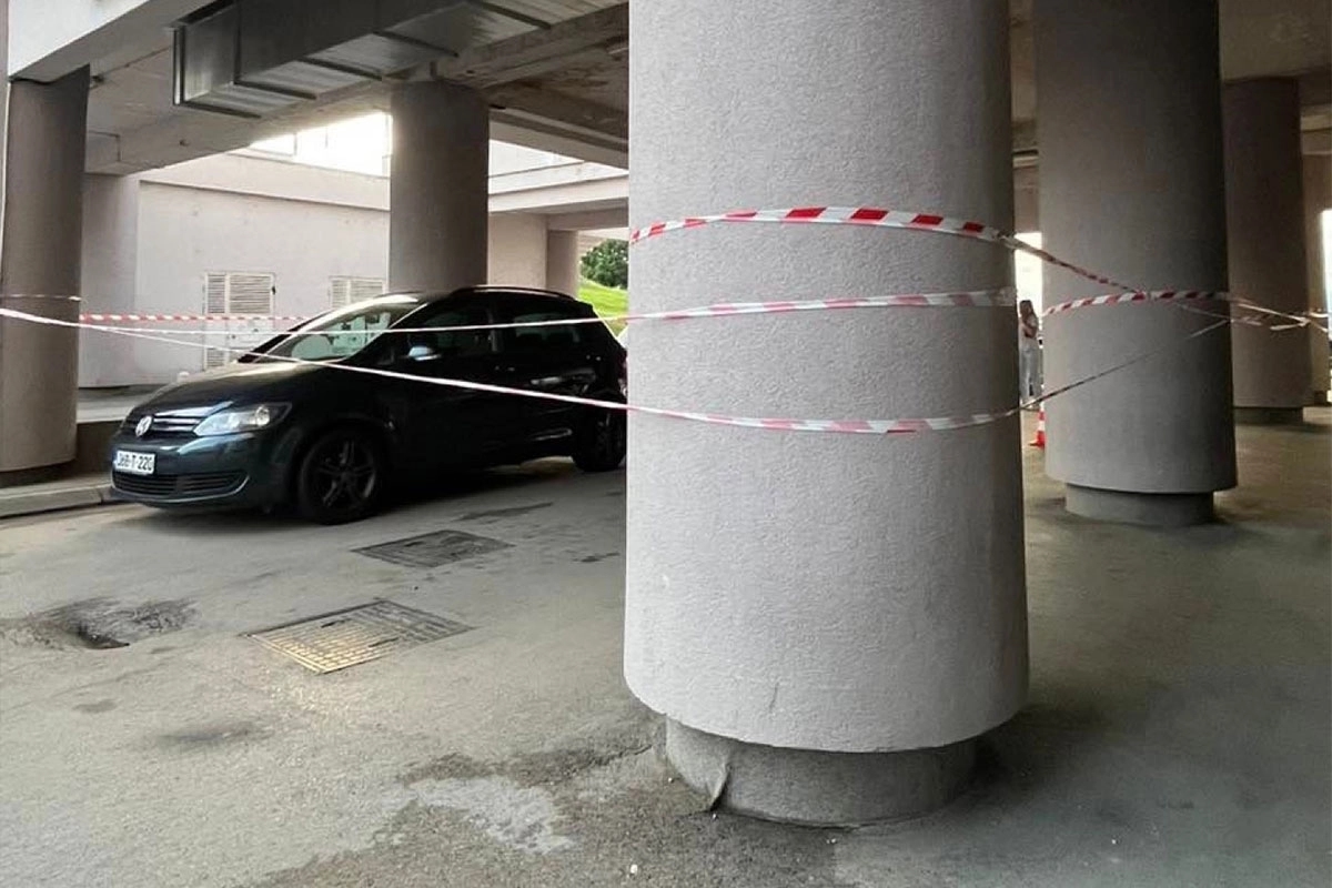 Urušio se plafon na parkingu UKC RS: Jedan automobil oštećen
