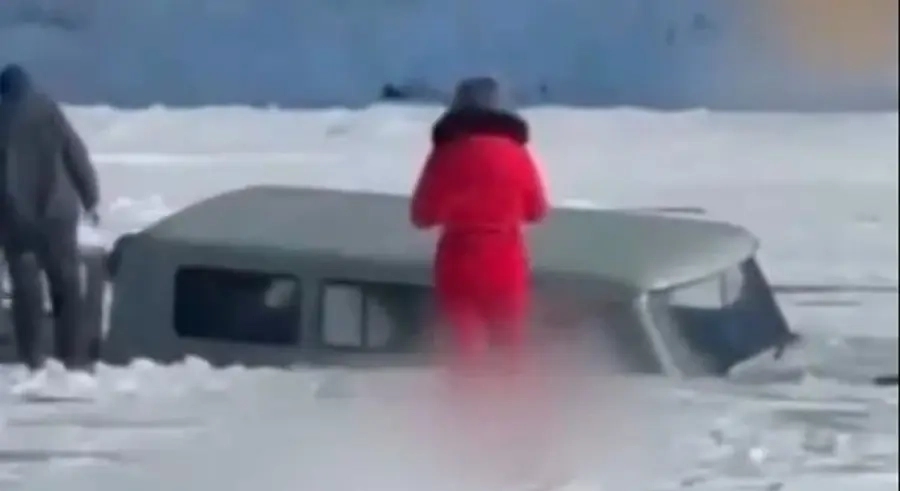 Uznemirujući snimak: Autobus propao kroz led u najdublje jezero, samo jedna osoba preživjela