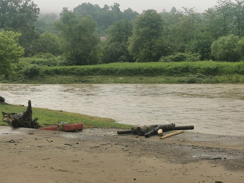 Vanredna situacija u Istočnoj Ilidži zbog bujičnih voda, Bosna se izlila u Kaknju