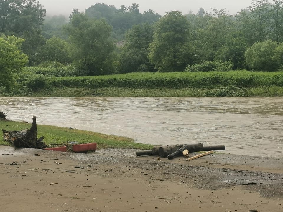 Vanredna situacija u Istočnoj Ilidži zbog bujičnih voda, Bosna se izlila u Kaknju