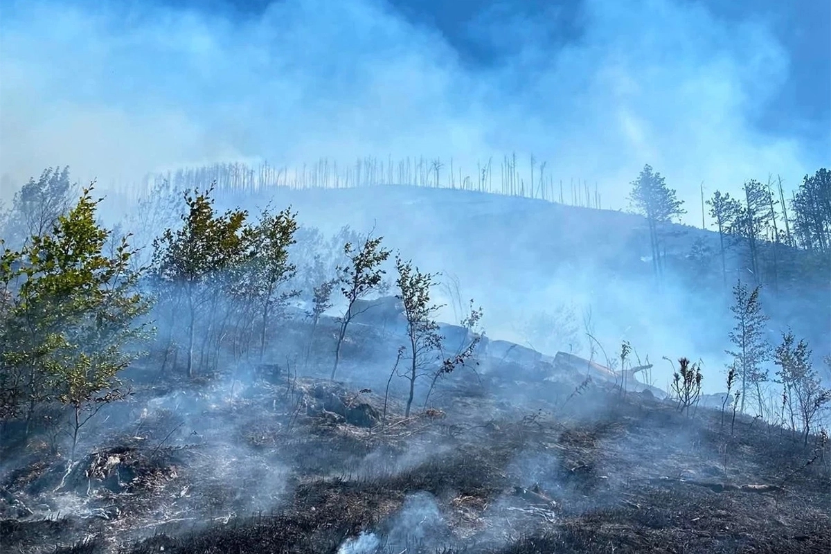 Vatra zahvatila minsko polje u Mostaru, odjekuju detonacije (FOTO)