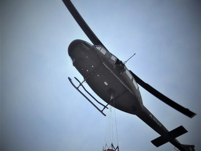 Vatrogasci sprečavaju širenje vatre, u pomoć stiže i helikopter