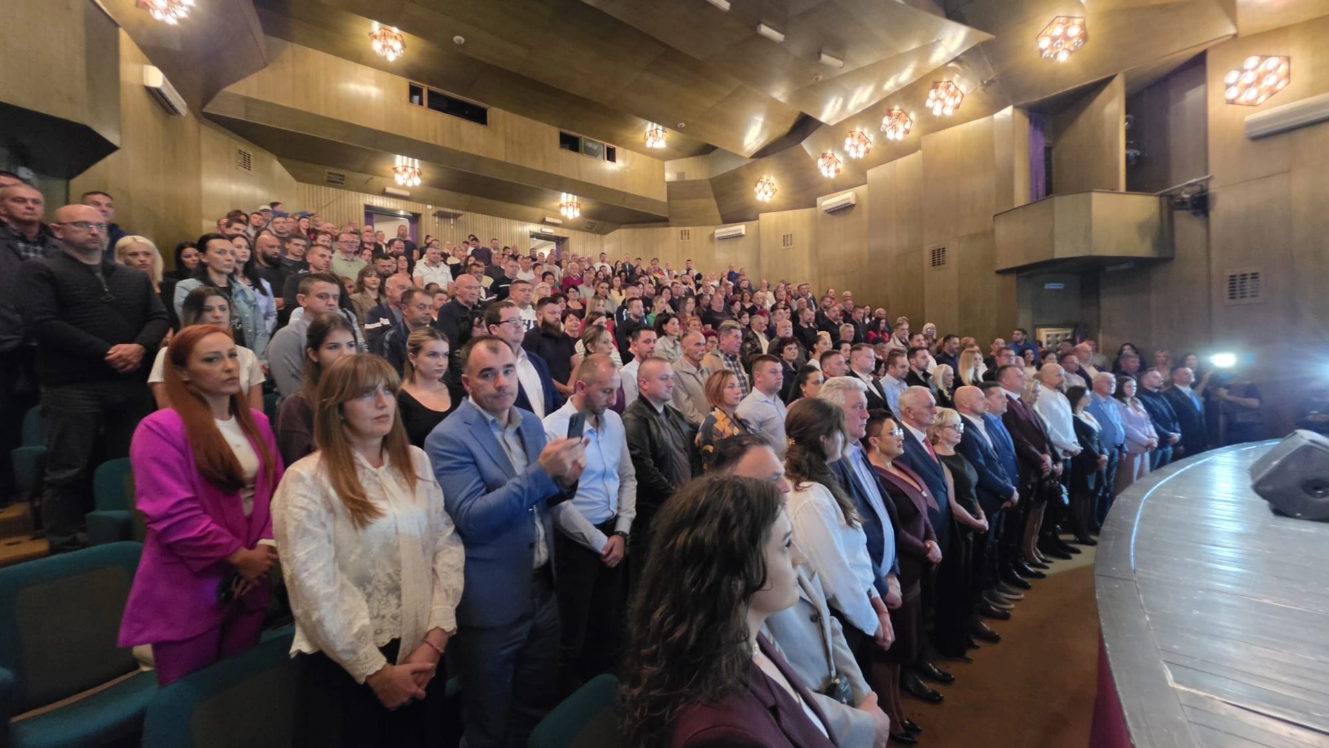 Velika podrška Ujedinjenoj Srskoj u Prijedoru: Ozbiljan unutrašnji i spoljnopolitički oslonac Republike Srpske Predsjednik Ujedinjene Srpske dr Nenad Stevandić poručio je da stranka svoj dug prema Prijedoru, u vidu ogromne podrške građana u ovoj izbornoj jedinici, vraća garancijom da će čitav potkozarski kraj živjeti svoje najbolje dane u iduće četiri godine. Stevandić je naglasio da je stranka u Izbornoj jedinici 1 ojačana, da nikad nije imala više ljudi, kao ni punije tribine. To se vidjelo i večeras, jer je sala u prijedorskom Pozorištu bila puna građana koji su željeli da se upoznaju sa proramom i kandidatima Ujedinjene Srpske. „Pored očekivanja direktnih mandata u Narodnoj skupštini Republike Srpske i u Parlamentarnoj skupštini BiH, želimo da kažemo da imamo namjeru da kroz naš nacionalni plan za Prijedor, Kozaru i potkozarske regione napravimo da iduće četiri godine Prijedor i ova regija žive svoje najbolje dane. Da se na neki način odužimo za ono što je propušteno ranije, a odnosi se na sportsku dvoranu, na završetak dijela auto-puta, na ekološki tretman rudnika, kao i na prevenciju poplava. U čitavoj državi smo to riješili, a nismo u Prijedoru, pa taj dug Prijedoru vraćamo tako što Ujedinjena Srpska stavlja svoju garanciju na najbolje dane Prijedora u iduće četiri godine i čitavog potkozarskog regiona“, rekao je Stevandić. On je dodao da US nije bazirana samo na unutrašnjoj politici, nego da uspješno učestvuje u spoljnopolitičkim aktivnostima Republike Srpske. „Kao što znate, sinoć smo podržali Ujedinjenu Srbiju i program koji vodi predsjednik Vučić, danas je to podržao i predsjednik Putin, tako da konvergiramo sa najozbiljnijim političkim procesima. Kao što znate, participiramo u politici preko delegacije iz Moskve, predstavnika Cvijanovićeve iz Vašingtona, ja sam takođe bio mnogo puta u Moskvi, u Strazburu, u Parizu, tako da Ujedinjena Srpska predstavlja i spoljnopolitički oslonac politike Republike Srpske i garanciju njenog boljeg razvoja i budućnosti, pored toga što je unutra jako organizovana stranka, što ima sjajne direktore i što su njeni ljudi garancija da će ti regioni, kao i Prijedor i Kozara, živjeti svoje najbolje dane nakon ovih izbora“, zaključio je Stevandić. Nenad Mejakić, nosilac liste za Narodnu skupštinu Republike Srpske, naglasio je da Ujedinjena Srpska u Prijedoru nastupa na krilima dobrih rezultata od prije dvije godine. „Poslije toga smo nastavili istim tempom, ojačali naš Gradski odbor, napravili smo sve opštinske odbore u našoj regiji, spremno dočekujemo ove izbore i mislimo da će iz Izborne jedinice 1 Ujedinjena Srpska odavde imati svog novog poslanika. Ako i bude i sedmi, nek bude, a ako bude i šesti i peti, nećemo se ljutiti“, izjavio je Mejakić. Milan Petković, nosilac liste za Predstavnički dom PS BiH, najavio je direktne mandate u oba parlamenta iz ove izborne jedinice. „Vidjeli smo da građani prepoznaju Ujedinjenu Srpsku kao ozbiljnu političku stranku koja ima odlične kandidate na svojim listama, kojima ljudi vjeruju i zato i na tome mi temeljimo naš optimizam pred izbore u nedjelju. Očekujemo da građani u nedjelju izađu i podrže Ujedinjenu Srpsku na obje liste“, rekao je Petković.