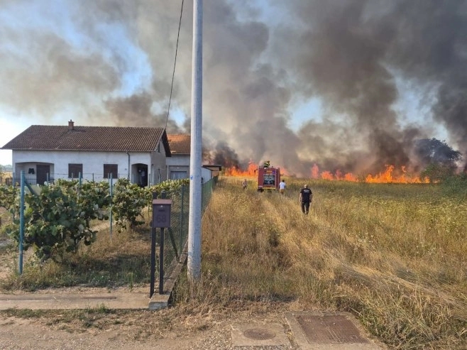 Veliki požar u Aleksandrovcu kod Laktaša; Izgorio jedan objekat