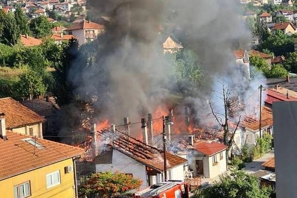 Veliki požar u Buća Potoku, gusti oblak dima iznad Sarajeva