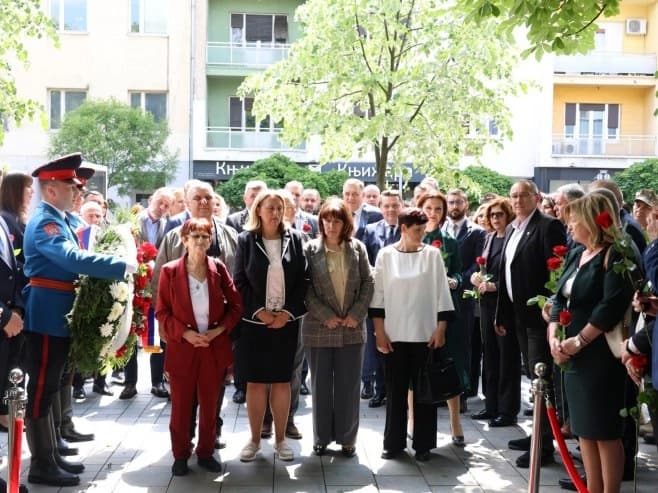 Vijenci i cvijeće položeni na spomen-obilježje “Život” u Banjaluci