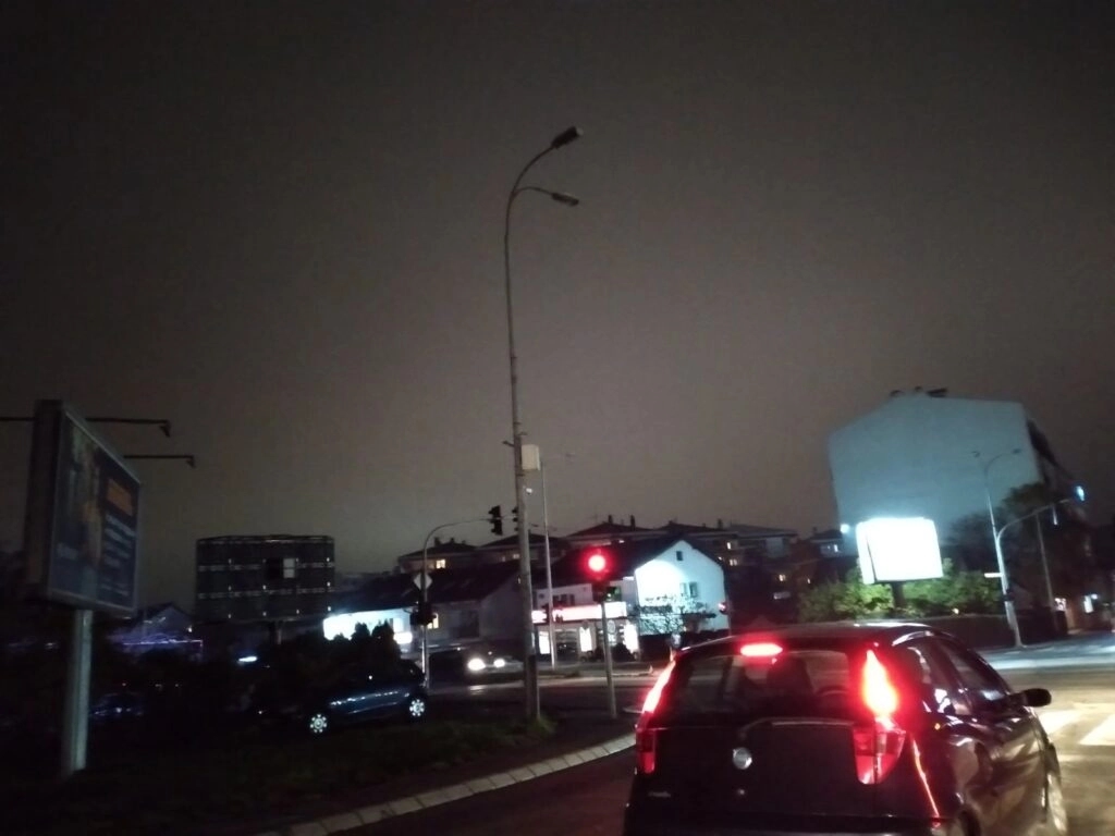 Vozači i pješaci na mukama: Od pozorišta prema Paprikovcu nema rasvjete, mrak i na Laušu