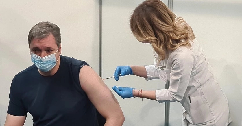 Vučić primio treću dozu; “Nevakcinisane nije trebalo da lečimo potpuno besplatno”