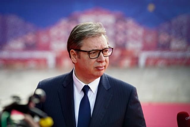 Vučić: U dvorištu kuće u Čipuljiću pokušali da uhapse momka koji je digao tri prsta
