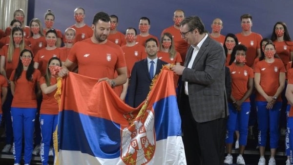 Vučić uručio državnu zastavu olimpijcima “Želim vam zdravlje i sreću, znanje već imate”