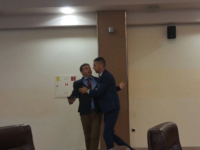 Vukanović nakon udaljavanja sa sjednice NSRS, pokušao prekinuti konferenciju Stevandića (VIDEO)