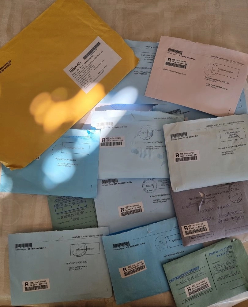 Vukanović se “pohvalio” hrpom koverata koje mu je donio poštar “Bilo bi posla za cijelu advokatsku kancelariju”