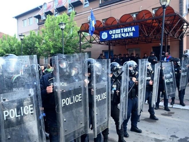 Zaposleni probili kordon ispred opštine Zvečan, policija tzv. Kosova upotrijebila suzavac