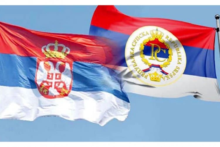 Zvornik: Mladi na mostu simbolično spojili zastave Srpske i Srbije (VIDEO)