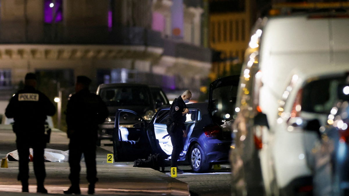 Policajci u centru Pariza sinoć otvorili vatru na automobil