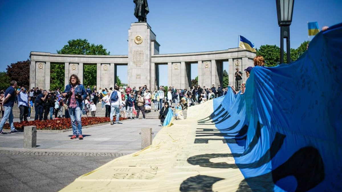 Demonstrantima naređeno da zamotaju ukrajinsku zastavu