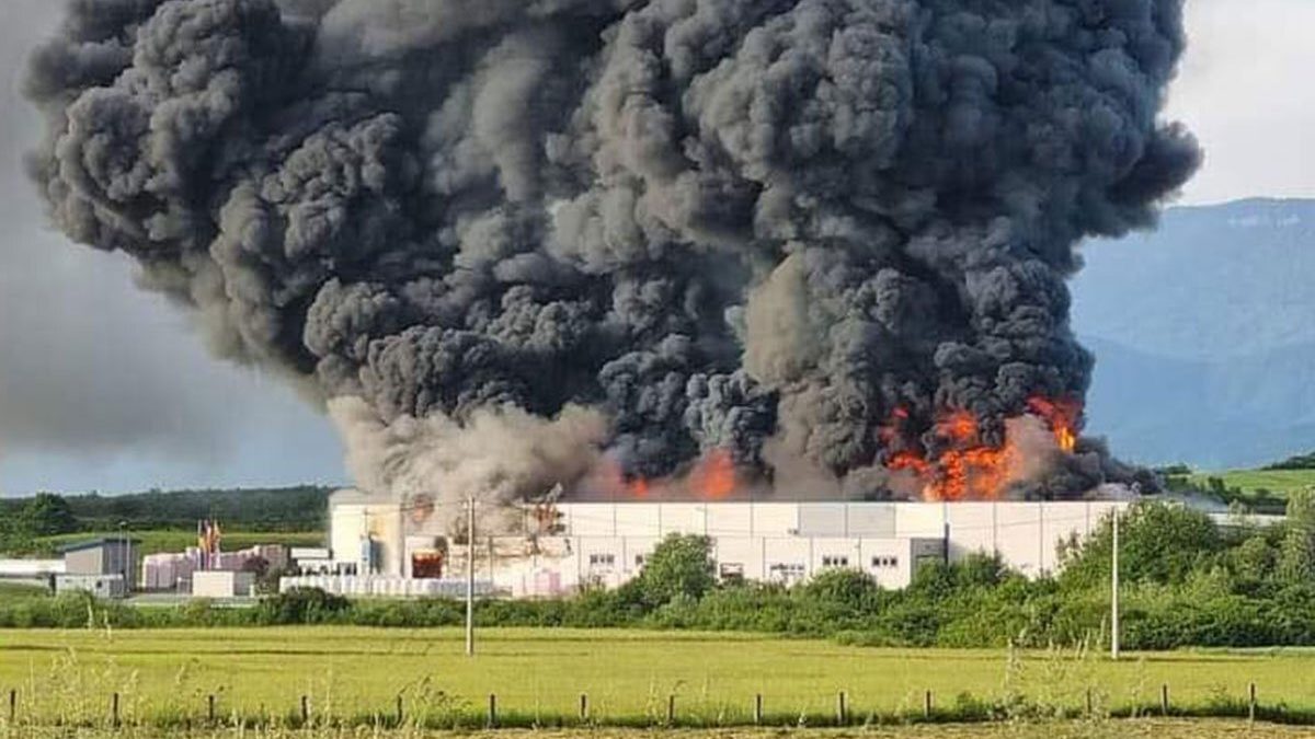 Ogroman požar zahvatio fabriku za proizvodnju stiropora