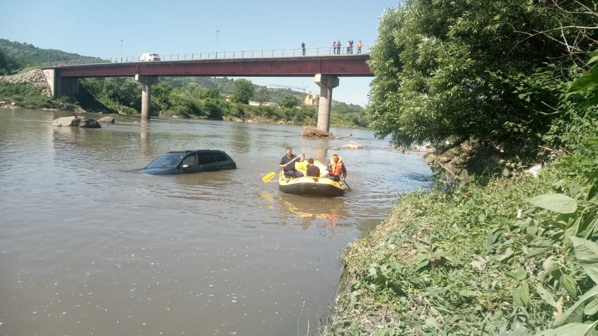 Makedonac skupocjenim terencem sletio u rijeku, policajci ga izvukli čamcem