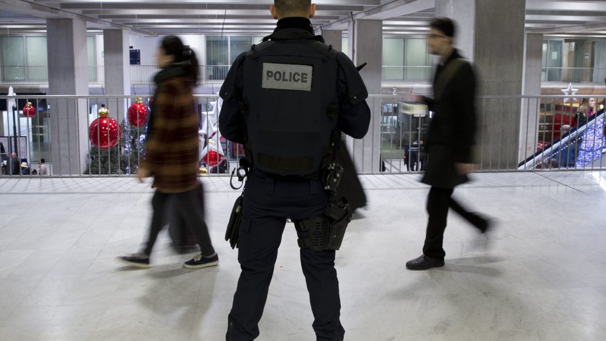 Francuska uvodi policijski čas, na ulice izlazi 40.000 policajaca