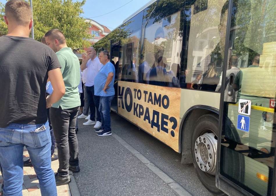Stanivuković polijepio fotografije i dovezao autobus ispred zgrade SNSD-a