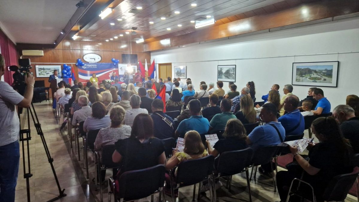 Dodali smo plavu boju na svaki trg u Republici Srpkoj” – održana velika javna tribina i predstavljanje kandidata Ujedinjene Srpske u Derventi.