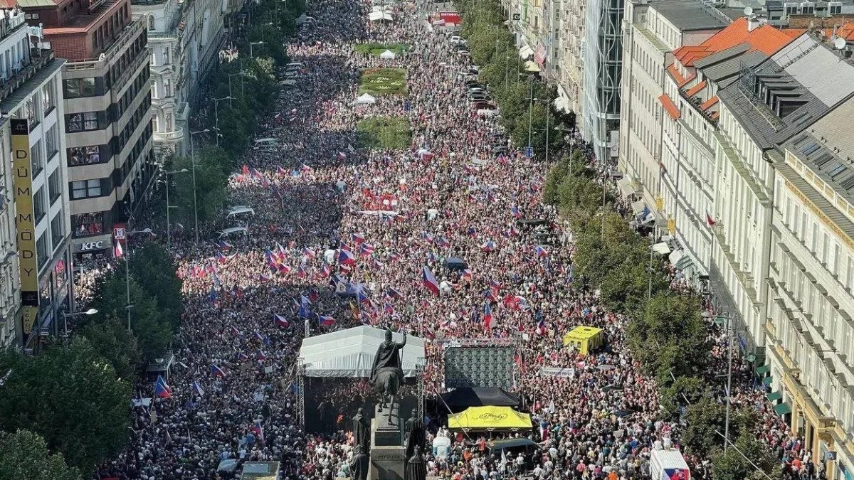 70 hiljada ljudi protestovalo u Pragu: Nezadovoljni ekonomskim stanjem, ali i sankcijama Rusiji