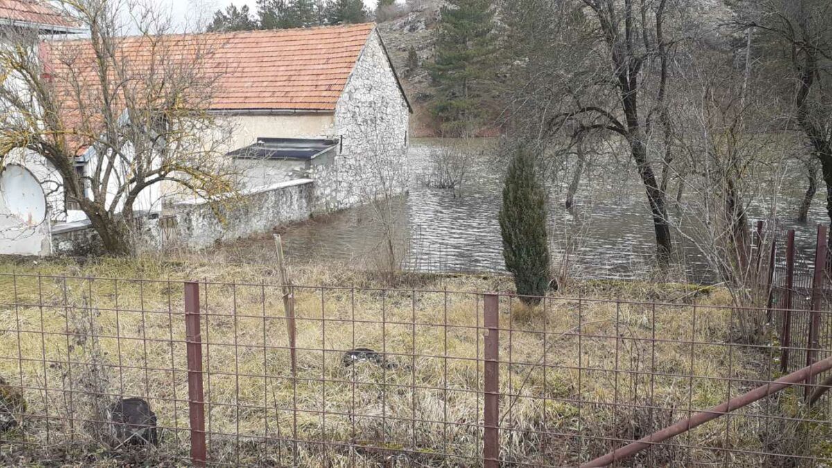 U selu Fojnica voda ušla u pet kuća; Put Gacko-Nevesinje prohodan