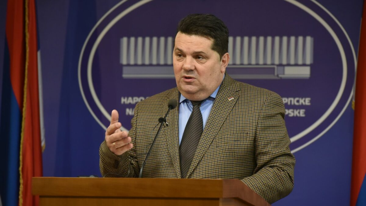 Stevandić: Kolonijalna rezolucija favorizuje evropske muslimane; Vučićeva diplomatska strategija stavlja Srbiju u centar globalne politike