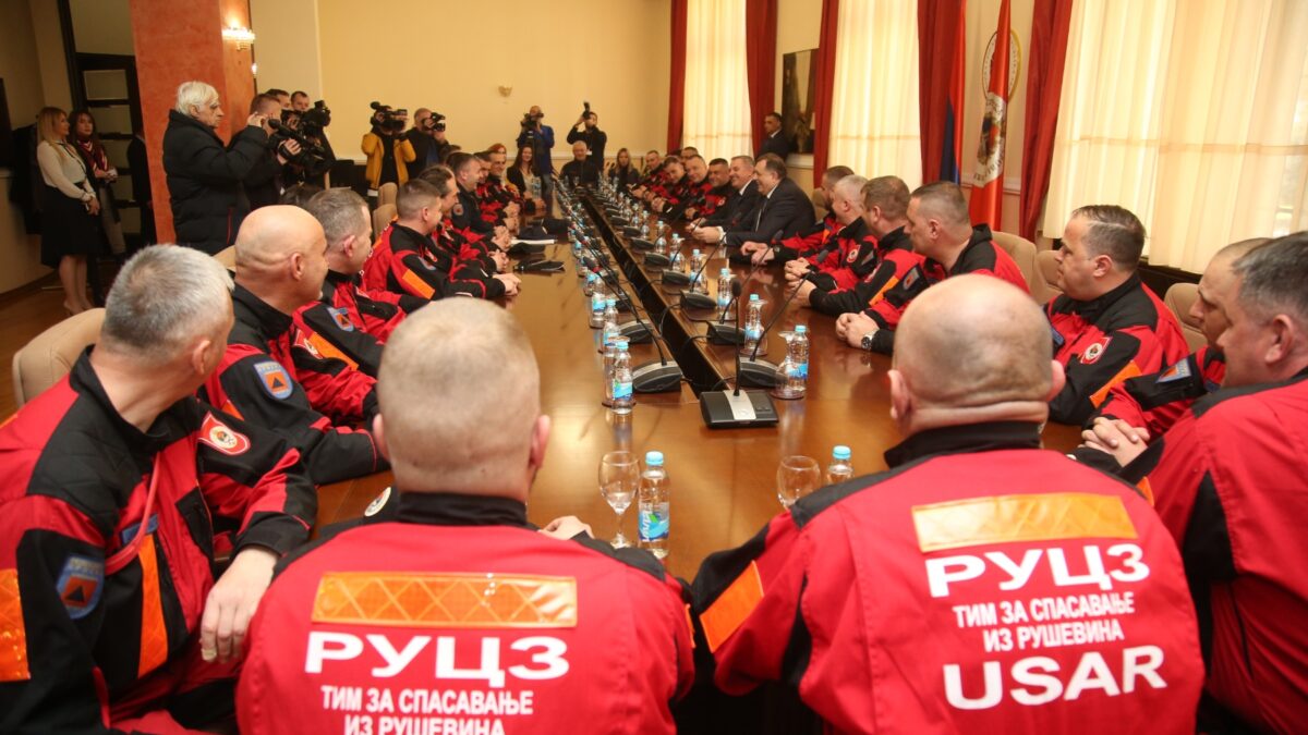 Dodik ispred Palate Republike pozdravio 30 hrabrih spasilaca iz Turske