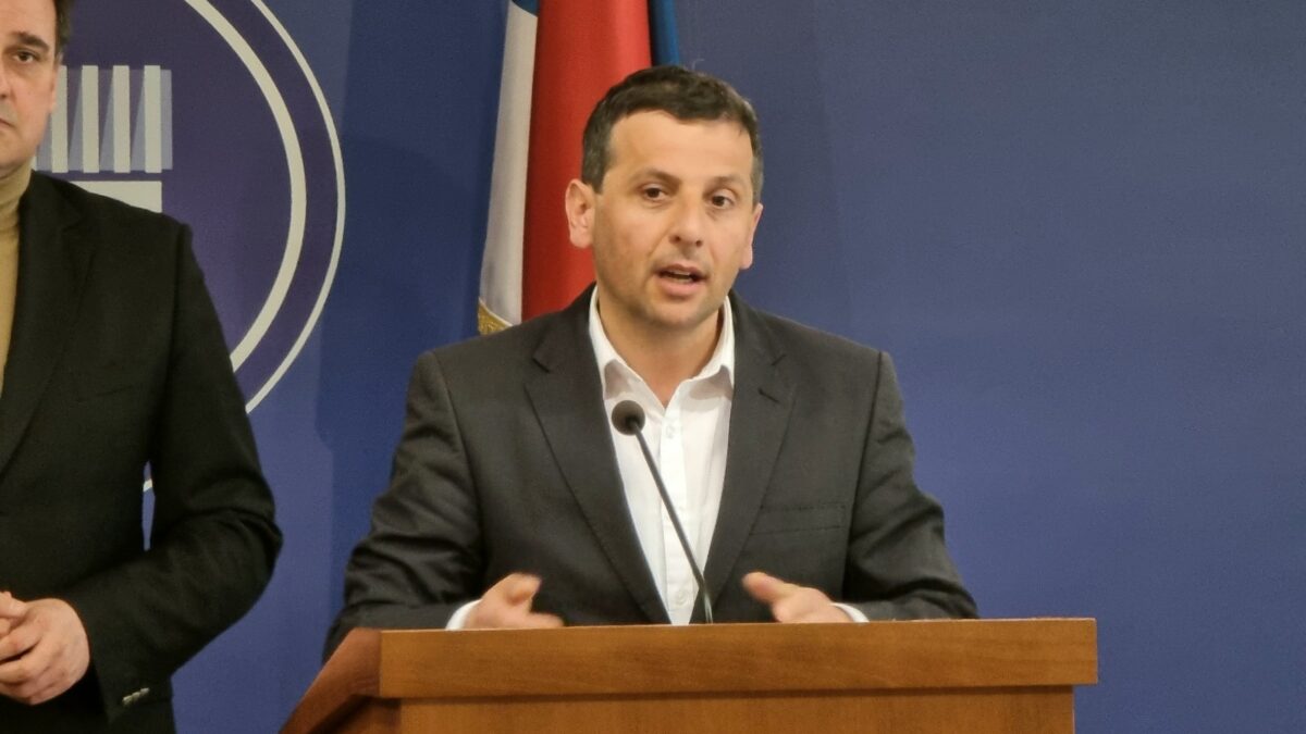Vukanović tvrdi da Šmit vodi podmuklu kampanju u korist lidera SNSD