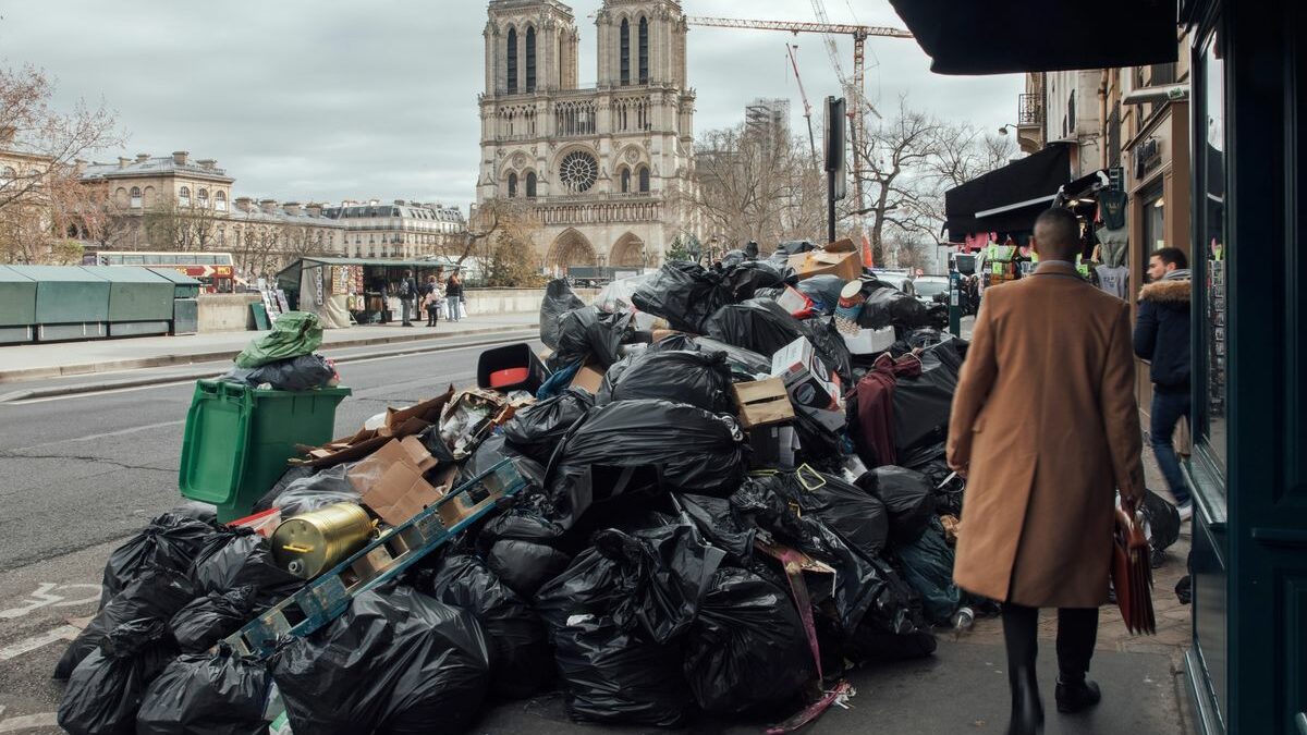 Čistači u Parizu okončali štrajk