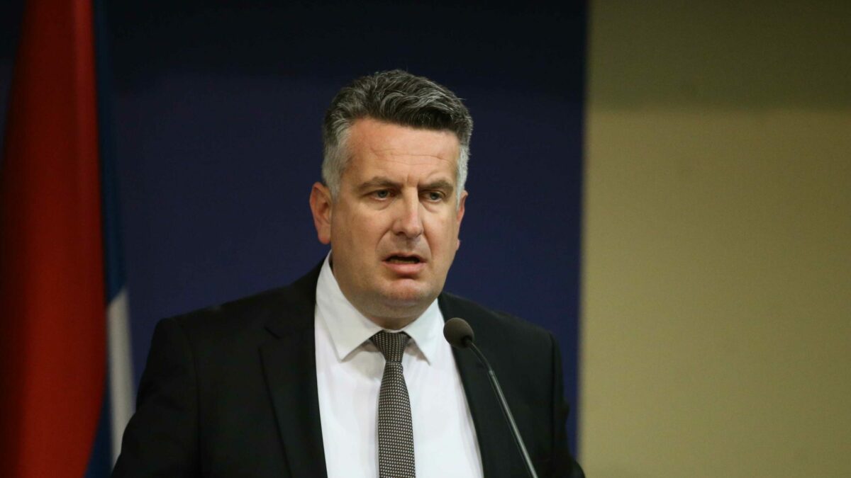 SNSD izgubio delegata, Nenad Vuković pred Domom naroda