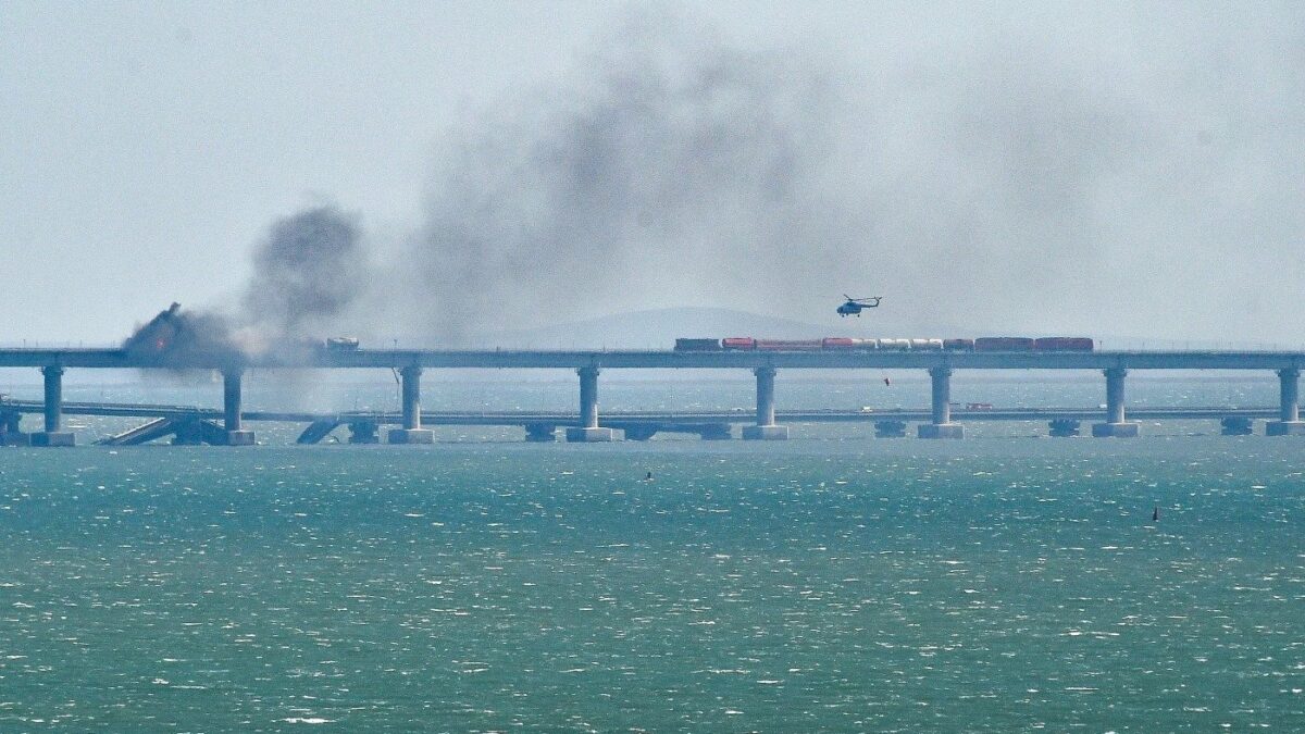 Saobraćaj zaustavljen na Krimskom mostu, jedna osoba poginula
