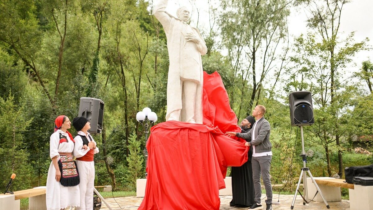 Kočićev povratak: Otkriven spomenik narodnom tribunu u manastiru Gomionica