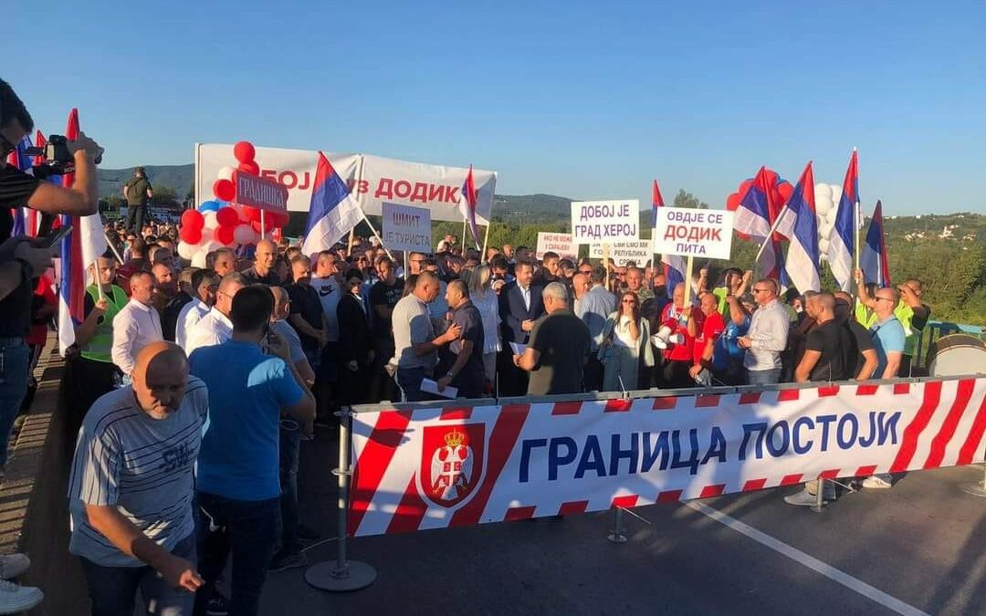 Zamjenik predsjednika Ujedinjene Srpske Siniša Vidović u prvim redovima na protestu u Doboju
