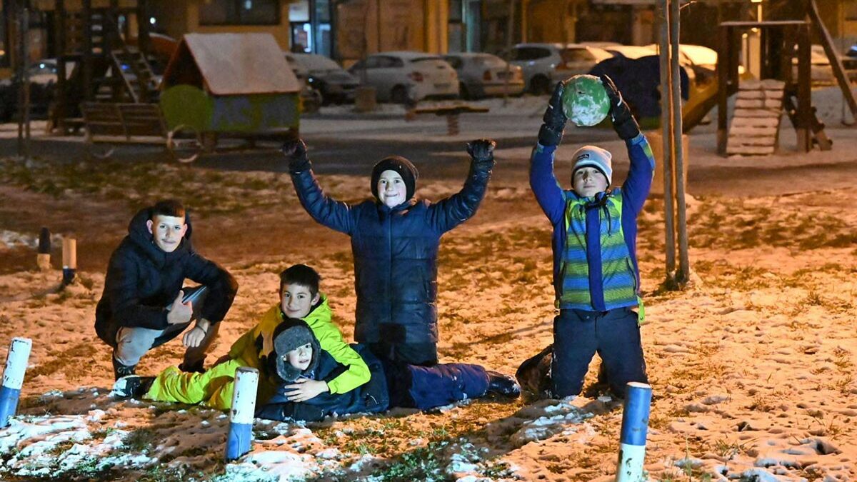 Hrabri dječaci u Banjaluci i po snijegu igraju fudbal 