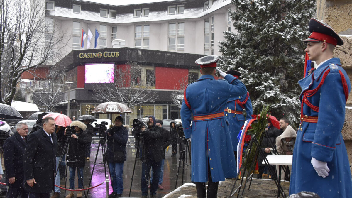Zvaničnici Srpske položili vijence na Trgu palih boraca NOR-a