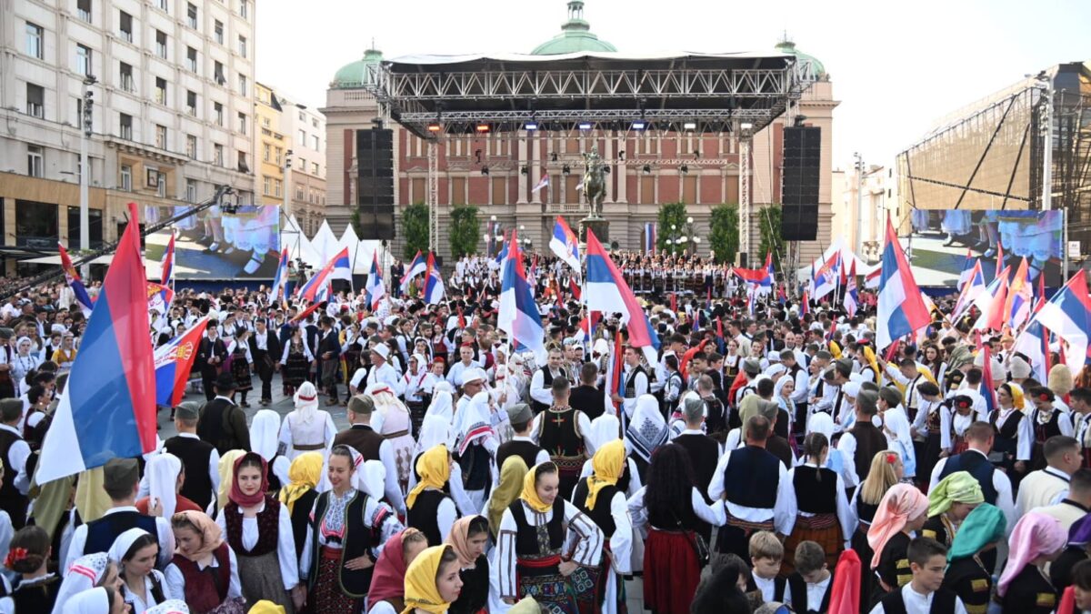 Više od 2.500 folkloraša u srpskom kolu u centru Beograda