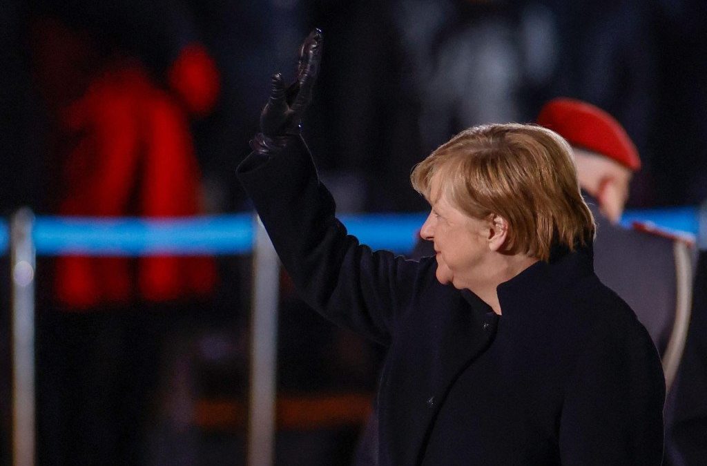 Crvene ruže, baklje i muzičke želje za ispraćaj Angele Merkel