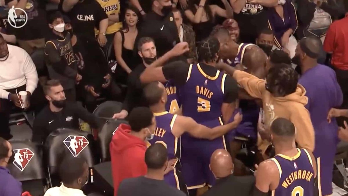 Zvijezde Lakersa krenule da se tuku na klupi!