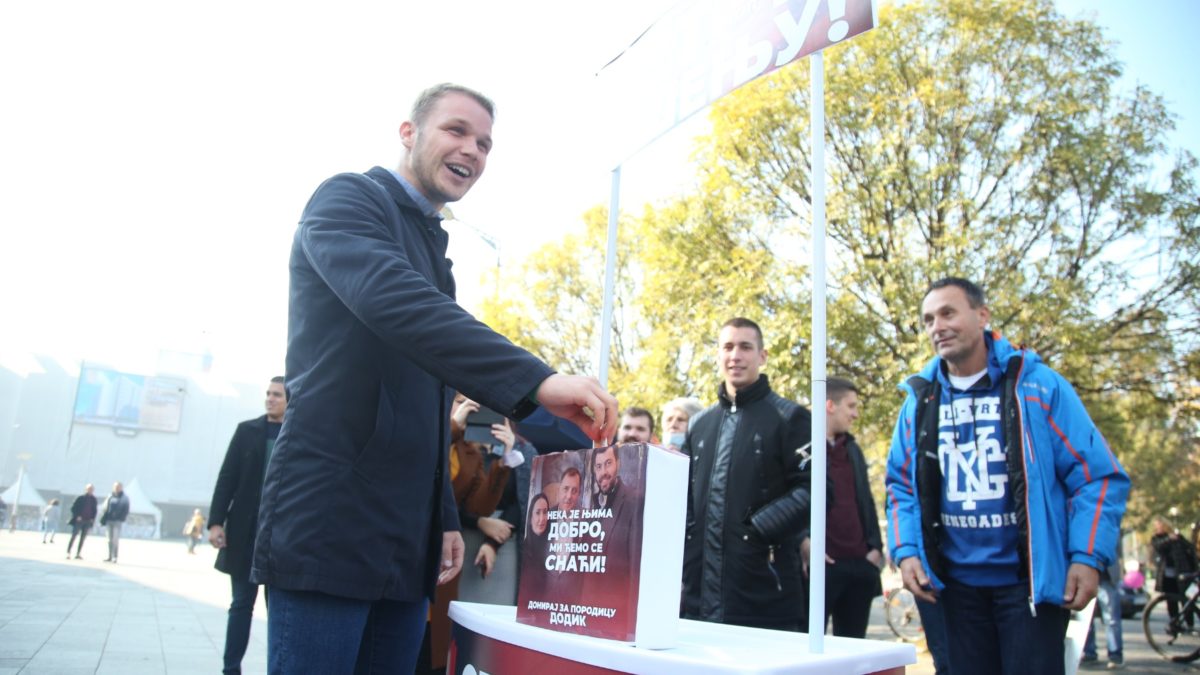 Akciju podržao i Stanivuković: Aktivisti opozicije na Trgu Krajine prikupljaju pomoć za porodicu Dodik