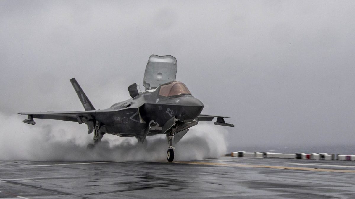 Američka mornarica pokušava izvući borbeni avion koji je pao u more prilikom slijetanja na nosač