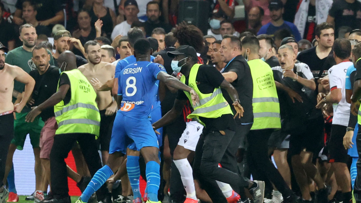 Utakmica u francuskoj Ligue 1 prekinuta nakon sukoba navijača i igrača na terenu