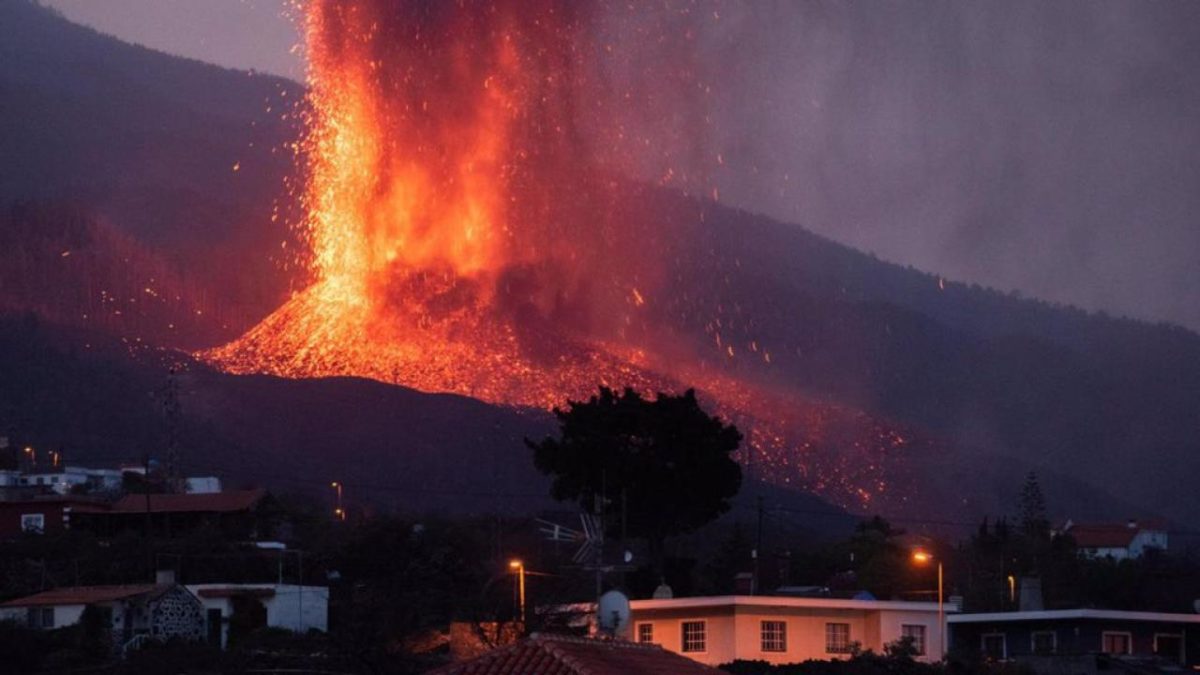 Vulkan na španskom otoku La Palma izbacuje blokove lave veličine zgrade
